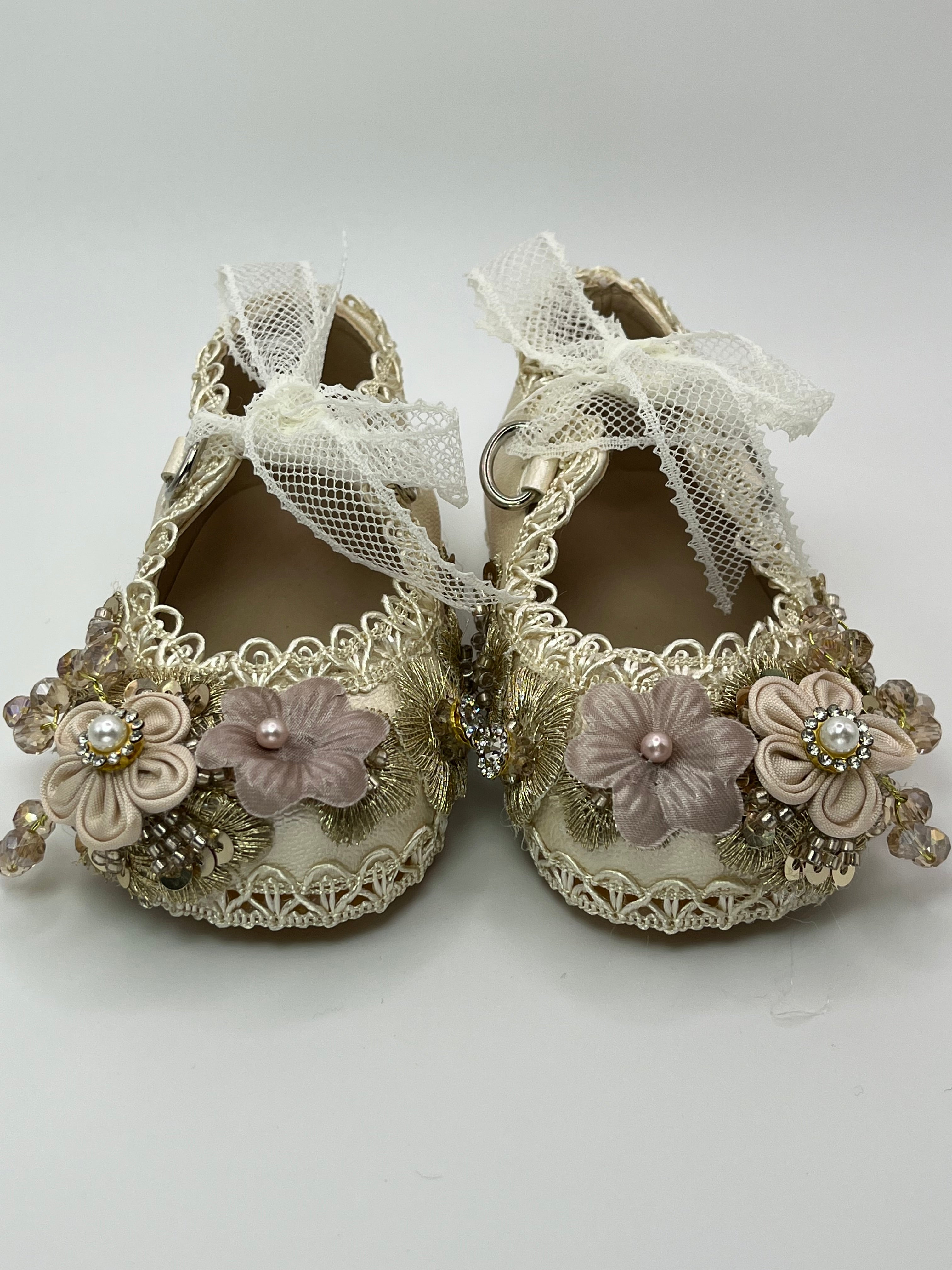 Girls’ Champagne Shoes with Ribbon lace /Zapatos Champagne Niña con Liston