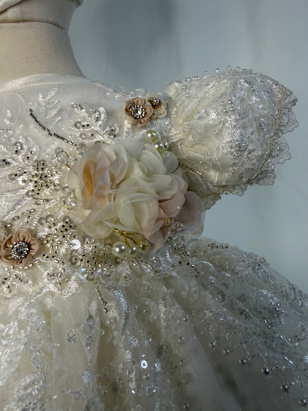 Ropon Juliette en tono Perla / Juliette Baptism Dress in Creamy Ivory