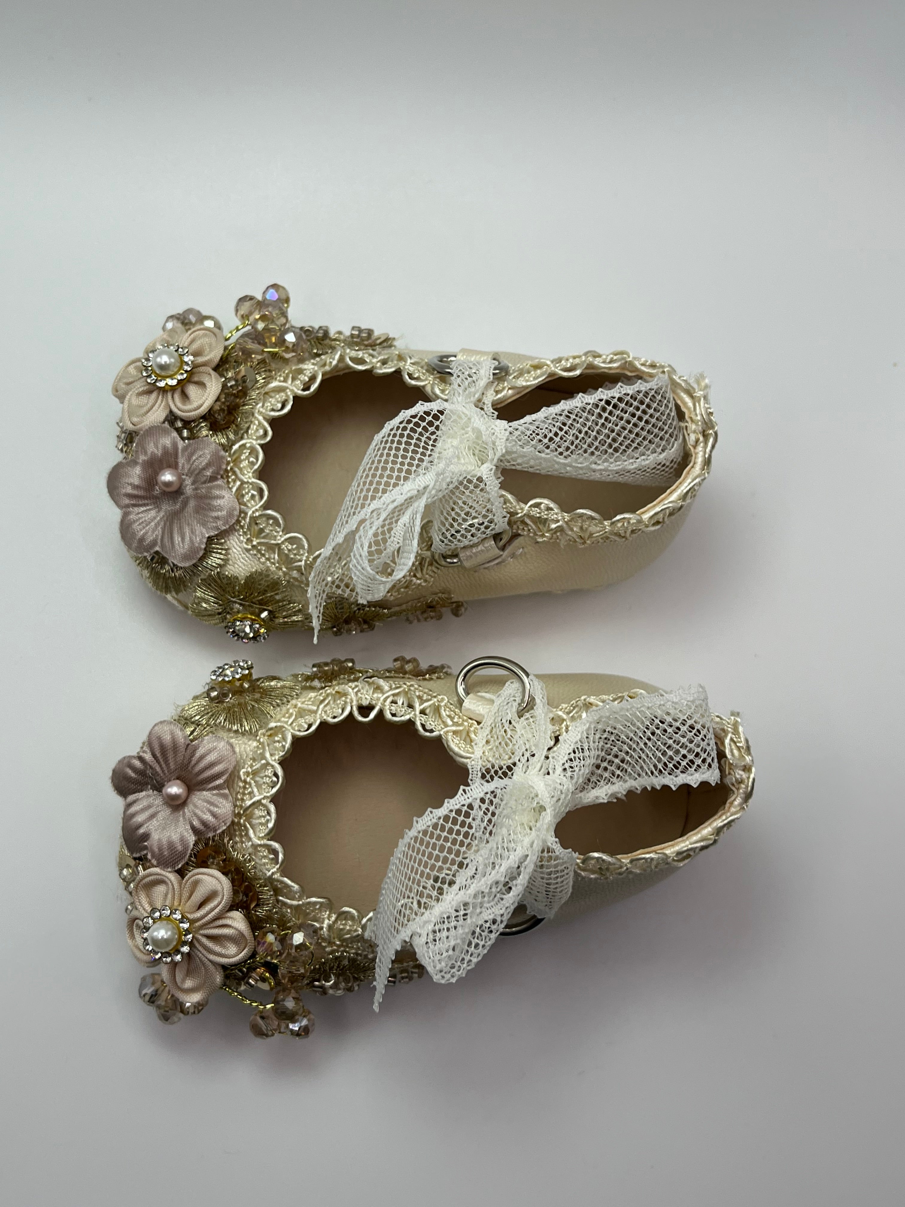 Girls’ Champagne Shoes with Ribbon lace /Zapatos Champagne Niña con Liston