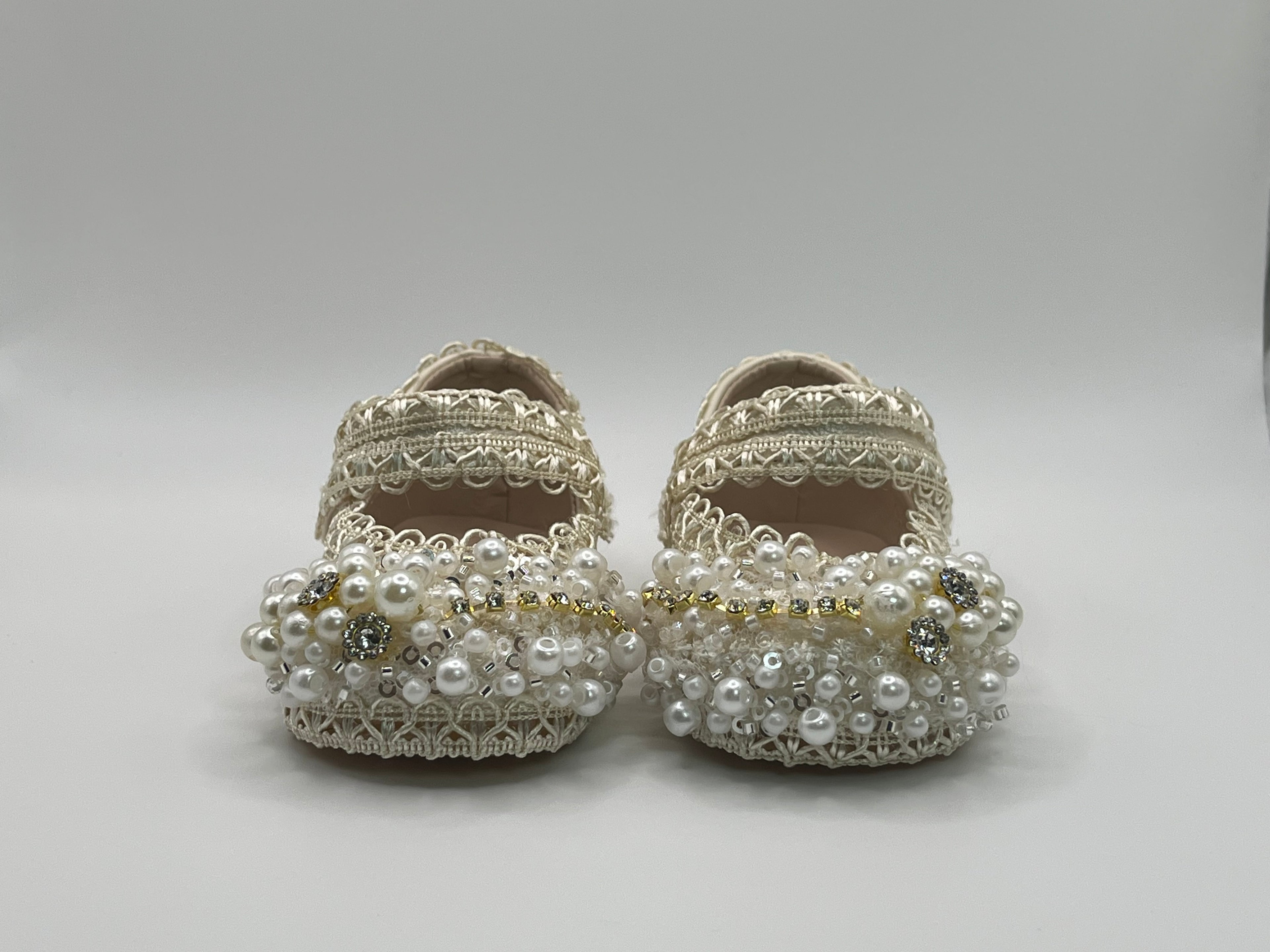 Girls’ Champagne Pearl Shoes with Sole/Zapatos Champagne con Perlas para Niña con Suela