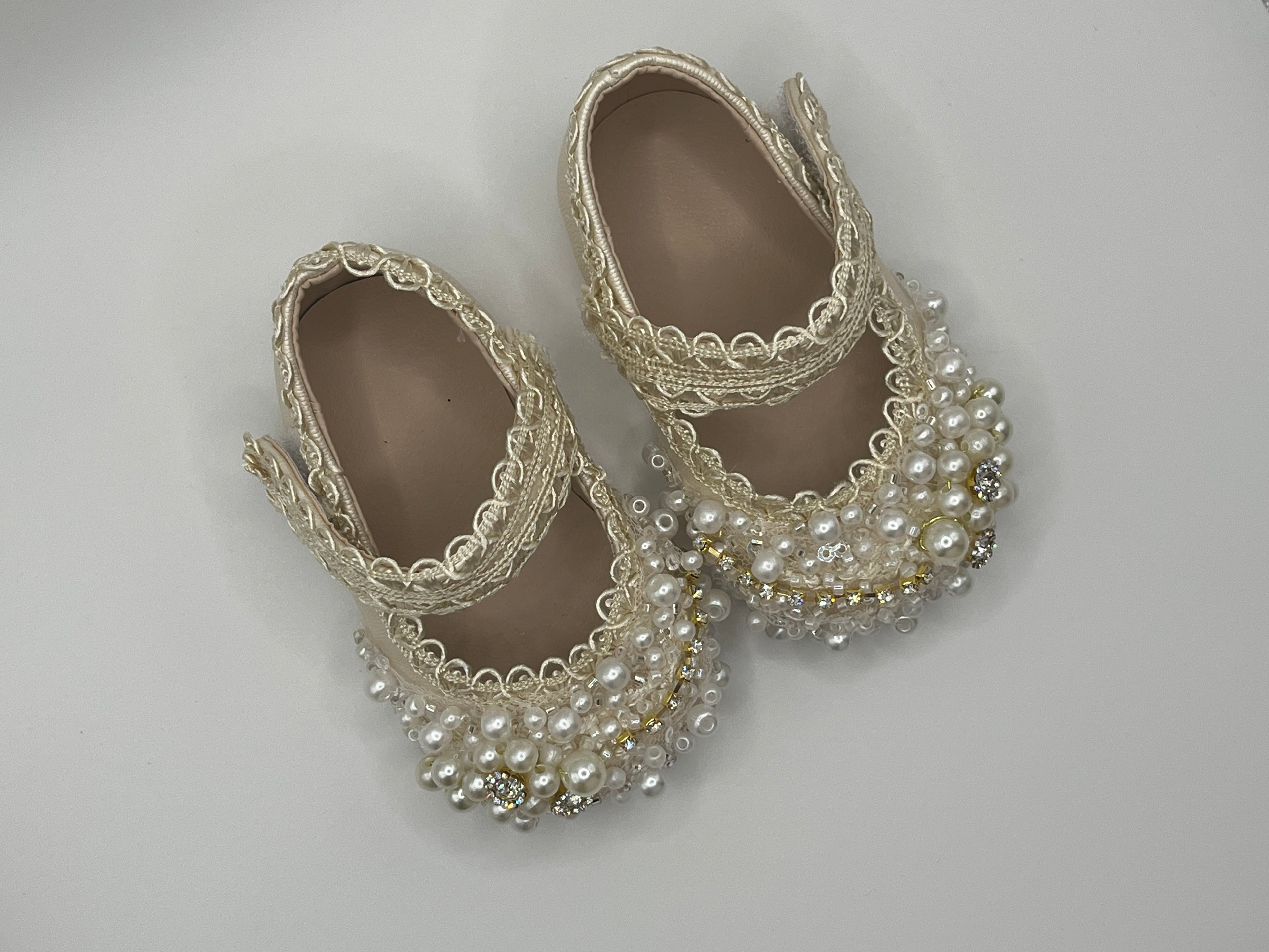 Girls’ Champagne Pearl Shoes with Sole/Zapatos Champagne con Perlas para Niña con Suela